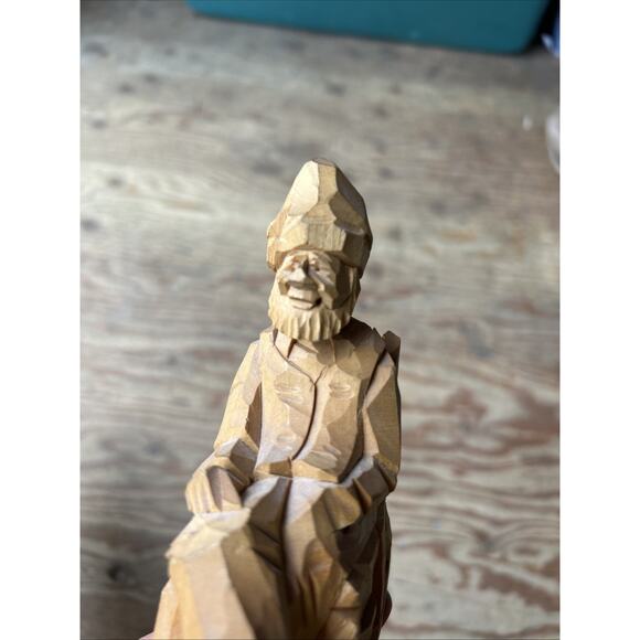 Hand carved old man sitting on a chair - Picture 4 of 8